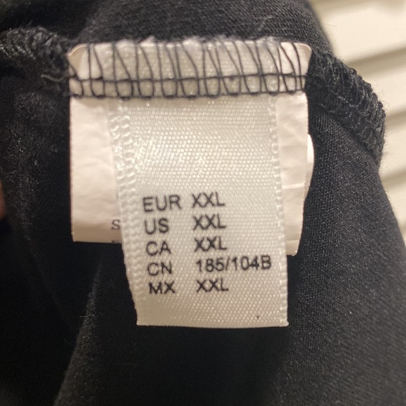 Keyhole Black and White Top - Picture 2 of 4